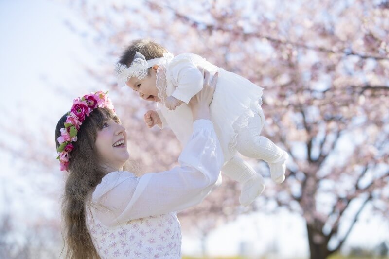 笑顔の赤ちゃんとお母さん