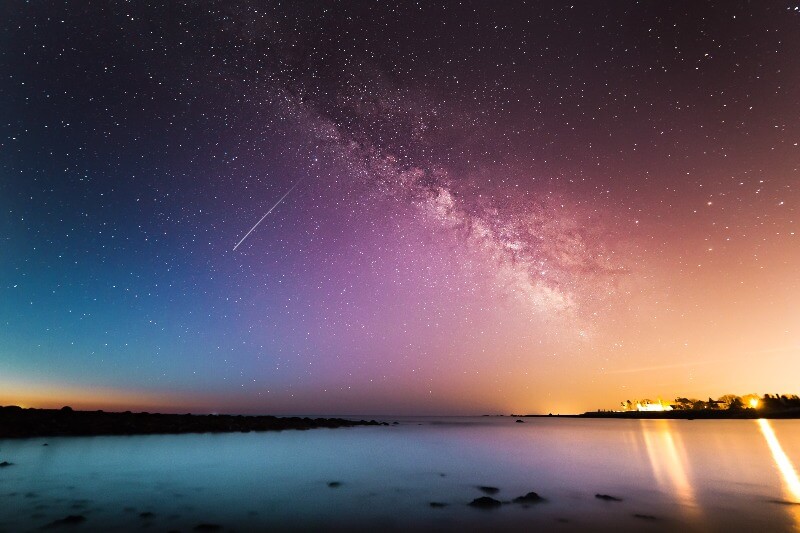 鮮やかに輝く星空と流れ星